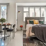 The Grand Krocinova Loft - Golden Bond Retreat