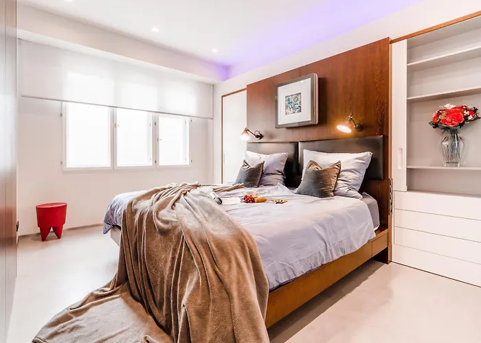 The Grand Krocinova Loft - Golden Bond Retreat