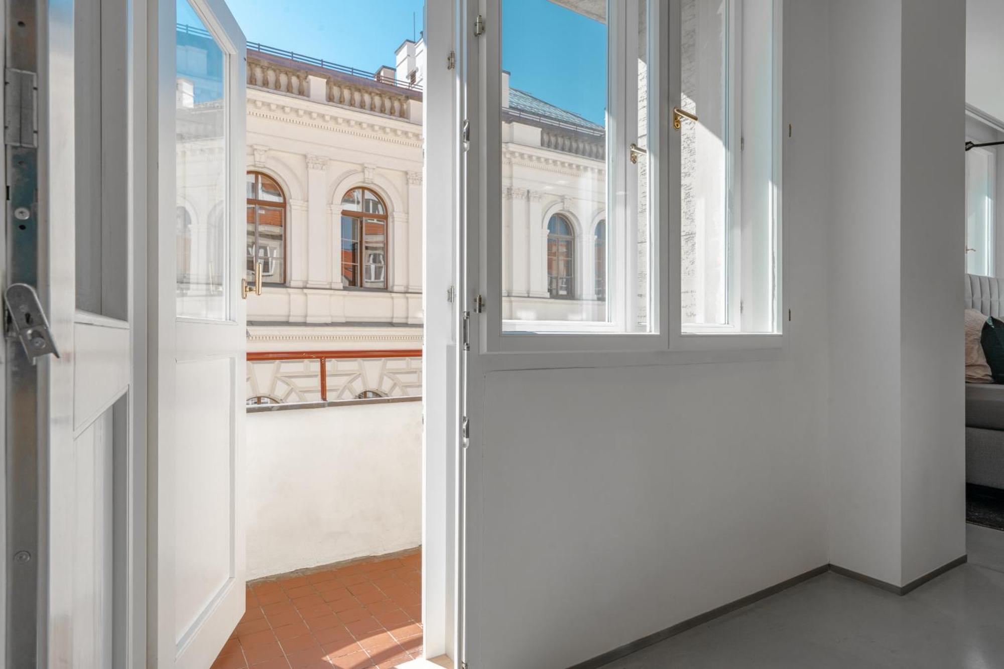 The Grand Krocinova Loft - Golden Bond Retreat