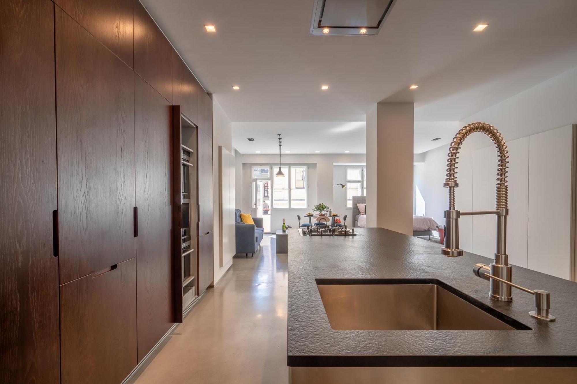 The Grand Krocinova Loft - Golden Bond Retreat Apartment *